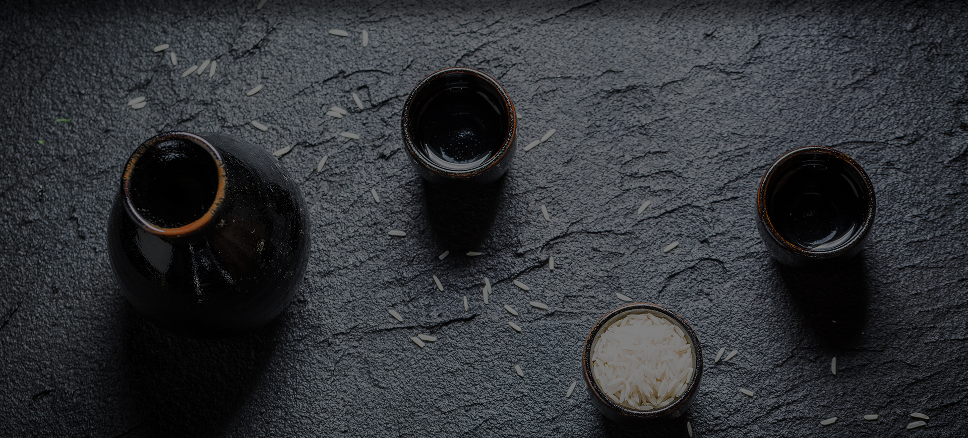 米と酒器を写した日本酒のイメージ