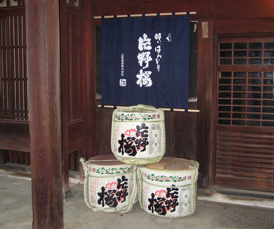 山野酒造の入口に並ぶ片野桜の酒樽