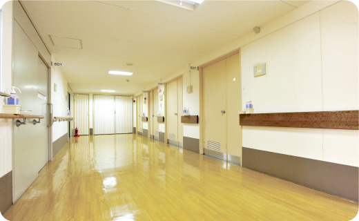 公式入院案内に掲載された回復期リハビリテーション病棟の廊下