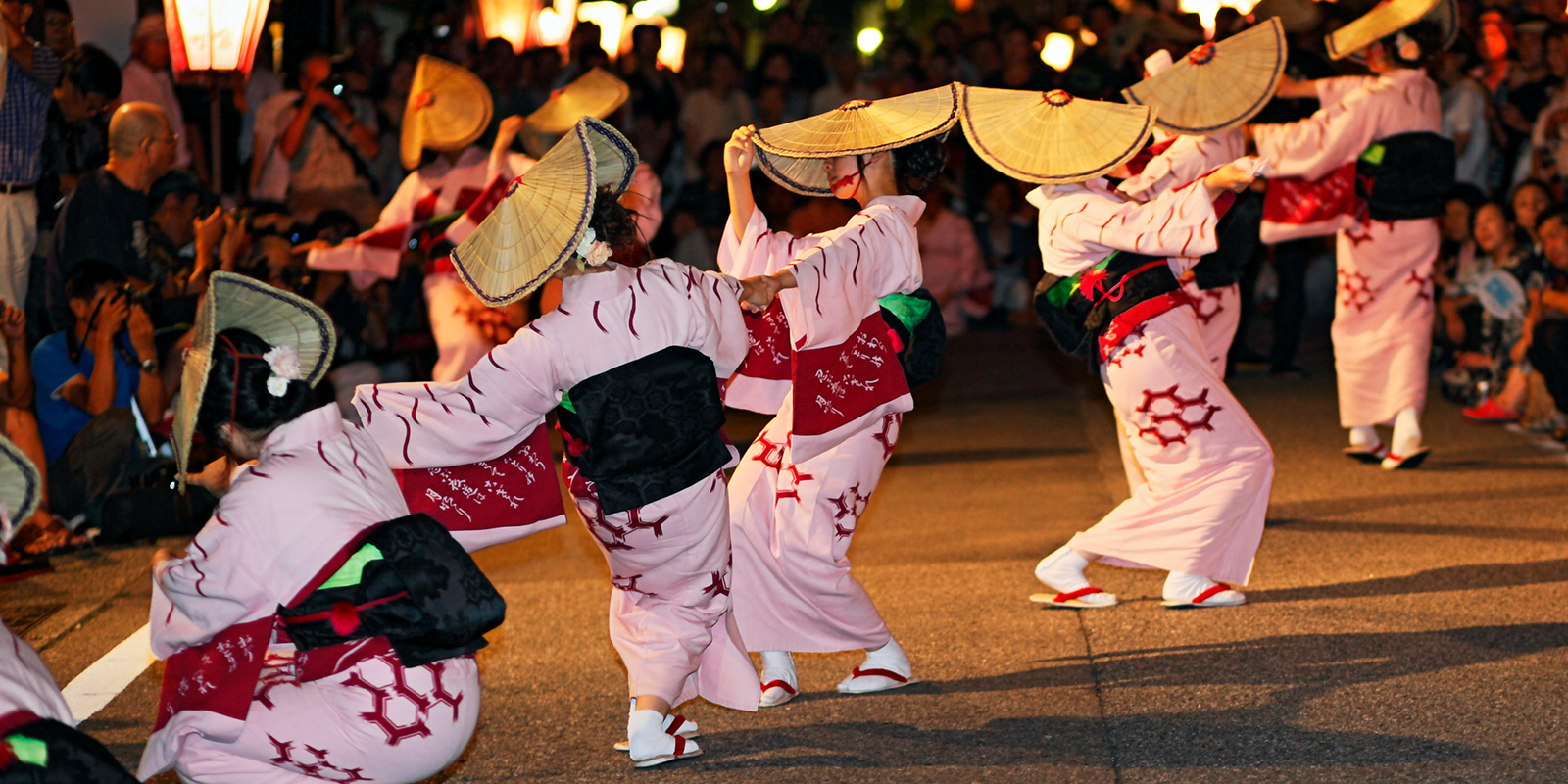 八尾町で行われるおわら風の盆の踊り
