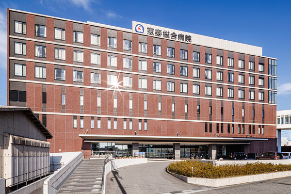 公式トップの病院案内に用いられた、院名表示のある建物外観
