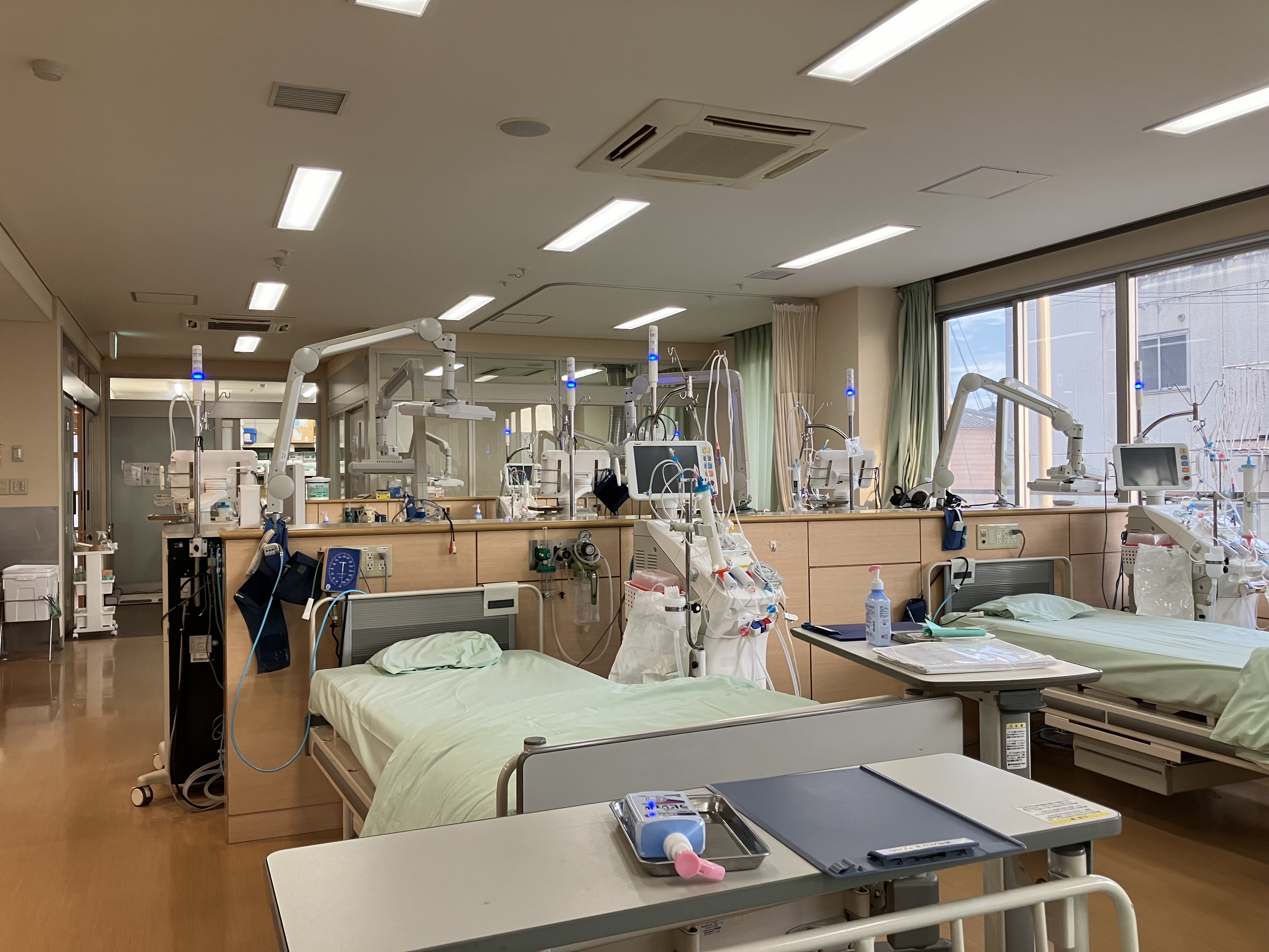 公式人工透析室ページに掲載された透析室内