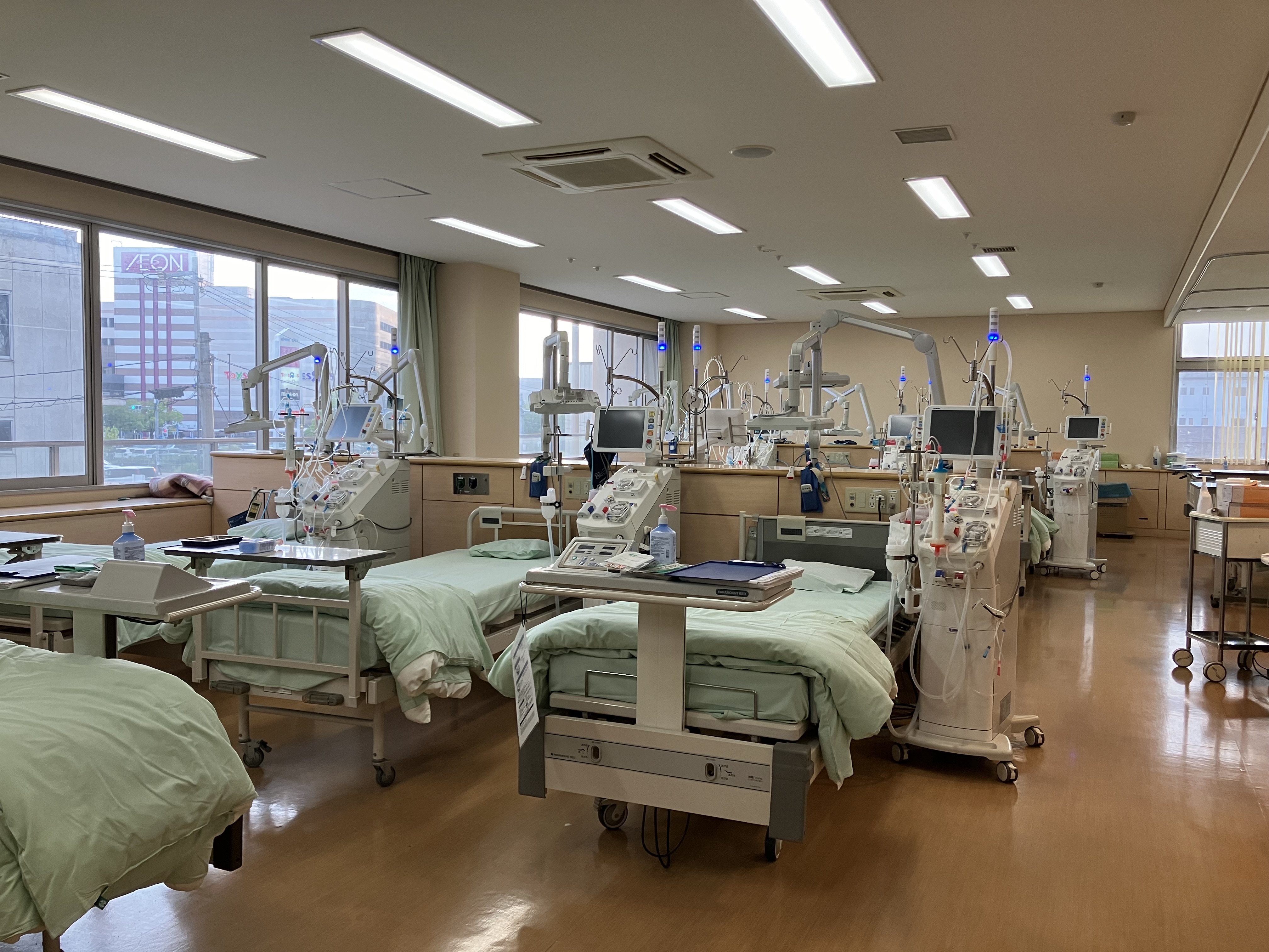 公式人工透析室ページに掲載された透析ベッドと機器