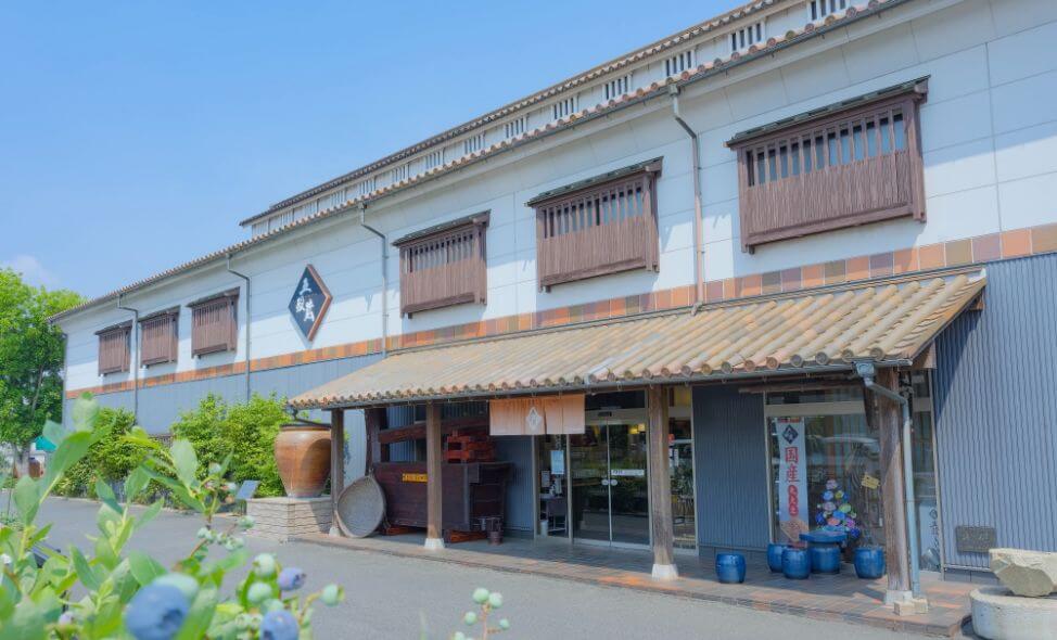 公式店舗案内に掲載される、暖簾と甕のある五穀蔵・岡山の外観