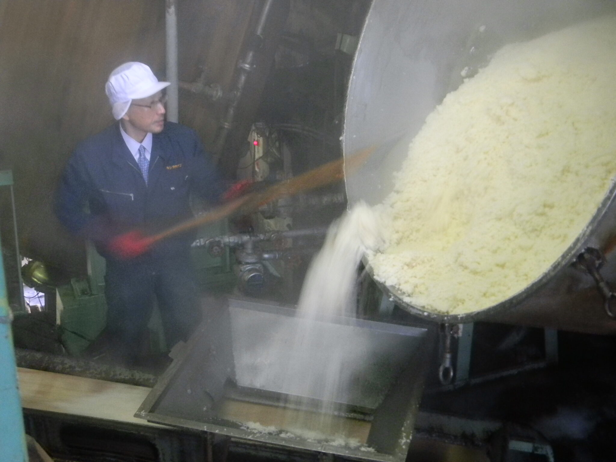 蒸した原料を扱う会津高砂屋の醸造作業