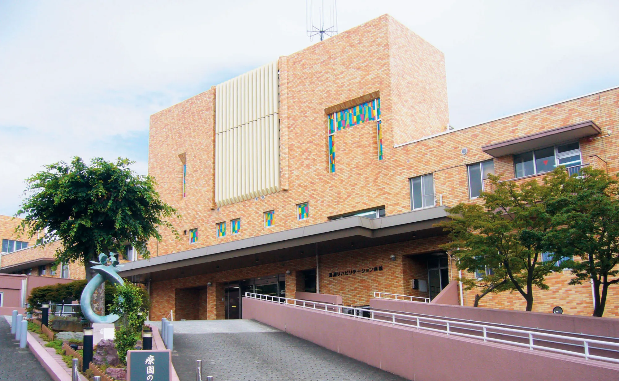 公式トップに掲載される病院正面外観