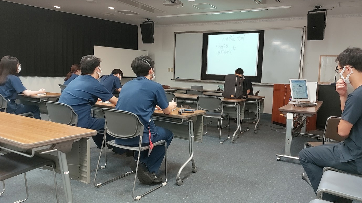 院内の研修室で講義を受ける医療スタッフ