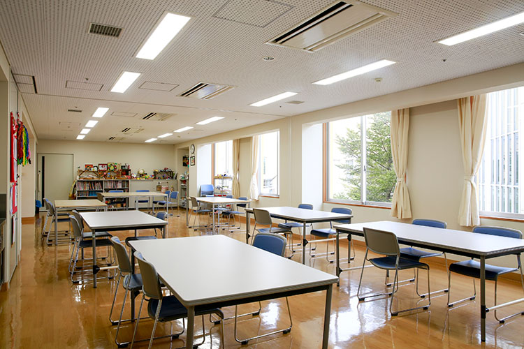 机と本棚を備えたリハビリテーション室
