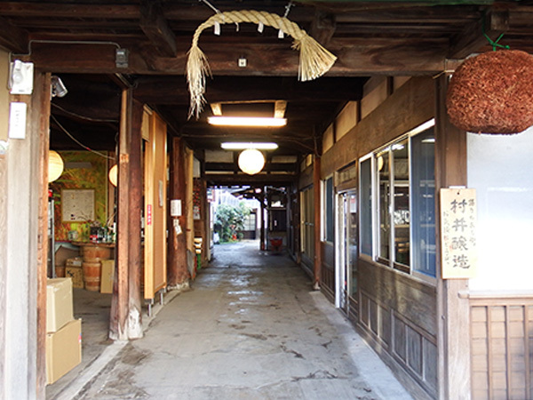 登録有形文化財の店舗へ続く、杉玉が掛かる村井醸造の入口