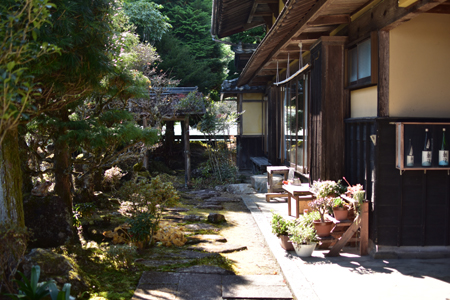 公式売店ページに掲載された母屋の外観と庭