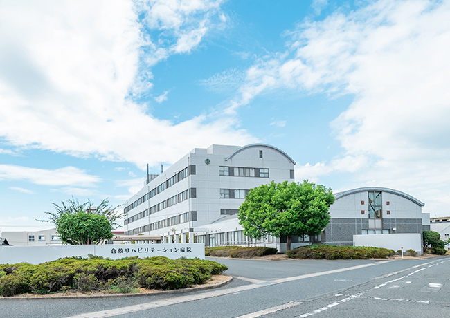 正面から見た病院建物と入口