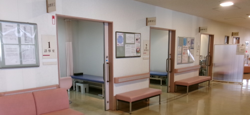 公式トップのスライドに掲載された、診察室の表示が分かる無人の院内通路