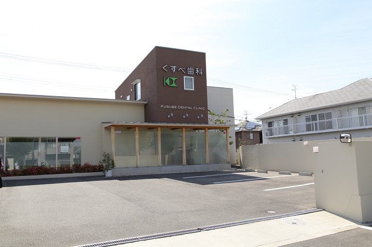 公式医院紹介に掲載された医院名表示のある建物外観と駐車場