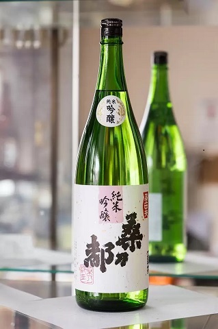 公式商品紹介の吟醸カテゴリーに掲載された桑乃都純米吟醸のボトル