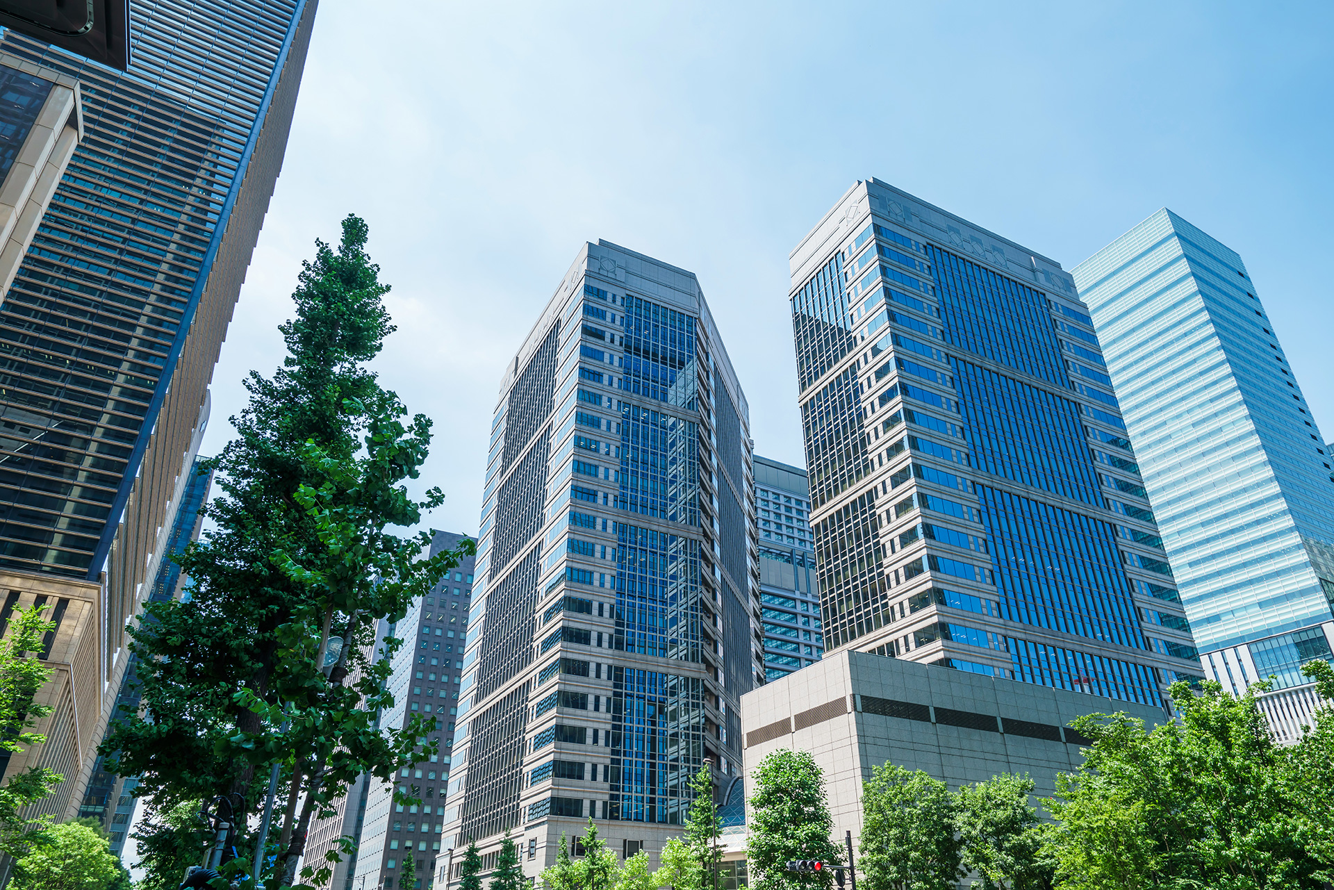 公式事業文脈で使われる都市型オフィス施設イメージ画像