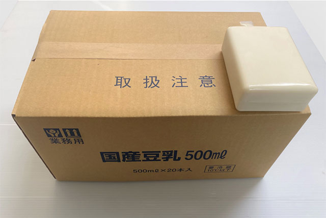 業務用国産豆乳の配送用ケースと商品