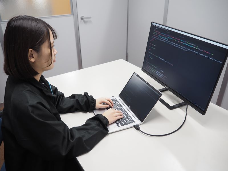 公式採用サイトに掲載された情報管理課のシステム開発・管理の作業写真