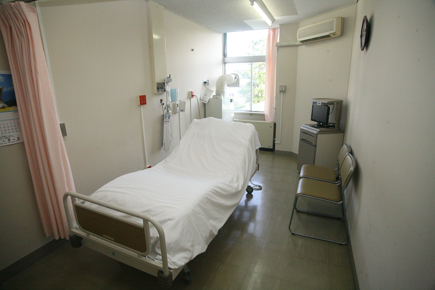 ベッドと付き添い用椅子を備えた個室病室