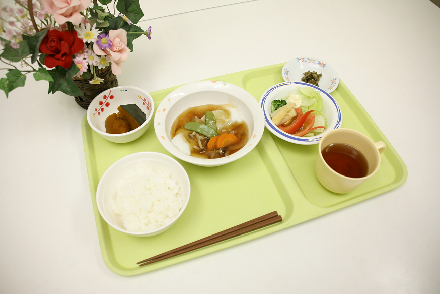 栄養課が紹介する病院食の配膳例