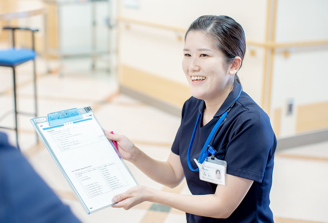 健診センター公式ページに掲載されるスタッフと受付対応の様子