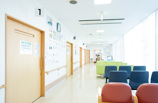 公式トップに掲載される診察室前の院内通路と待合
