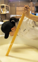 公式が手造りへのこだわりとともに掲載する仕込み作業