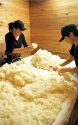 公式が手造りへのこだわりとともに掲載する蔵人の作業