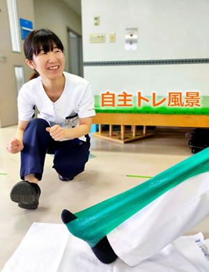 スタッフが見守る自主トレーニングの場面