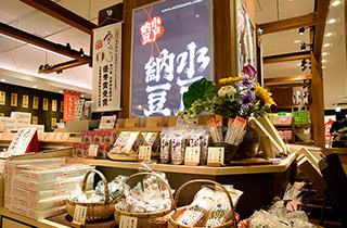 公式店舗案内の直営店内観と商品棚