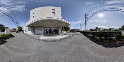 公式VRツアーの無人の正面入口と建物外観