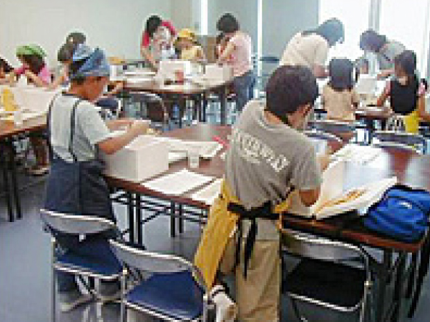参加者が手づくり納豆を体験する様子