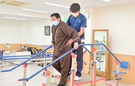患者さまとリハビリ部スタッフが階段の上り下りを行う様子