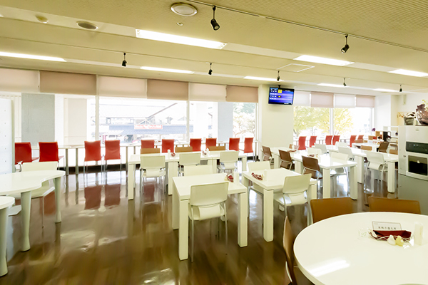 公式院内施設案内に掲載されるクロスカフェの客席