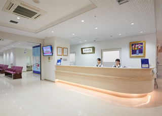 公式施設案内に掲載された受付と外来フロア
