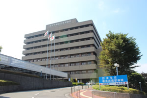 公式病院概要に掲載された病院建物と正面前の景観