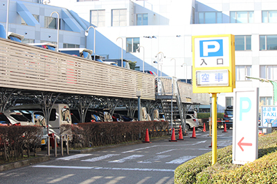 公式アクセス案内に掲載された駐車場入口と来院導線
