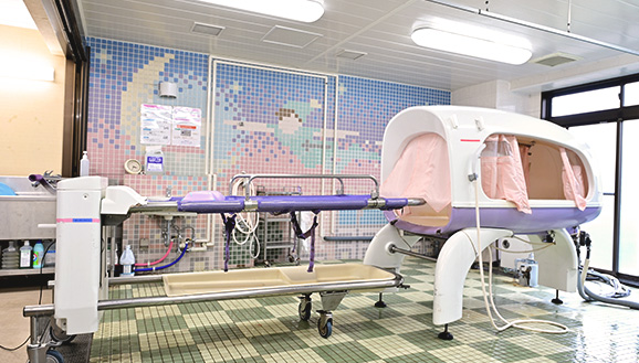 公式「病院の特徴」に掲載された横になったまま利用できる機械式浴室