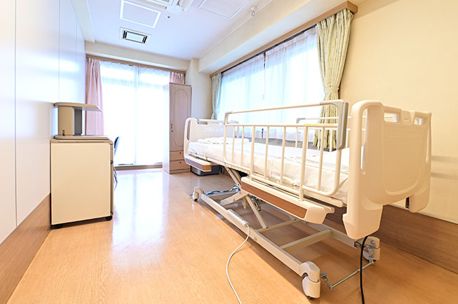 公式「病院の特徴」に掲載された明るい療養病室
