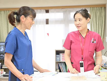 公式「病院の特徴」に掲載されたスタッフが連携する場面