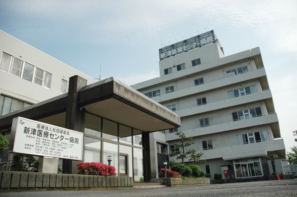 公式病院案内に掲載された、病院名の看板と正面玄関が見える外観。