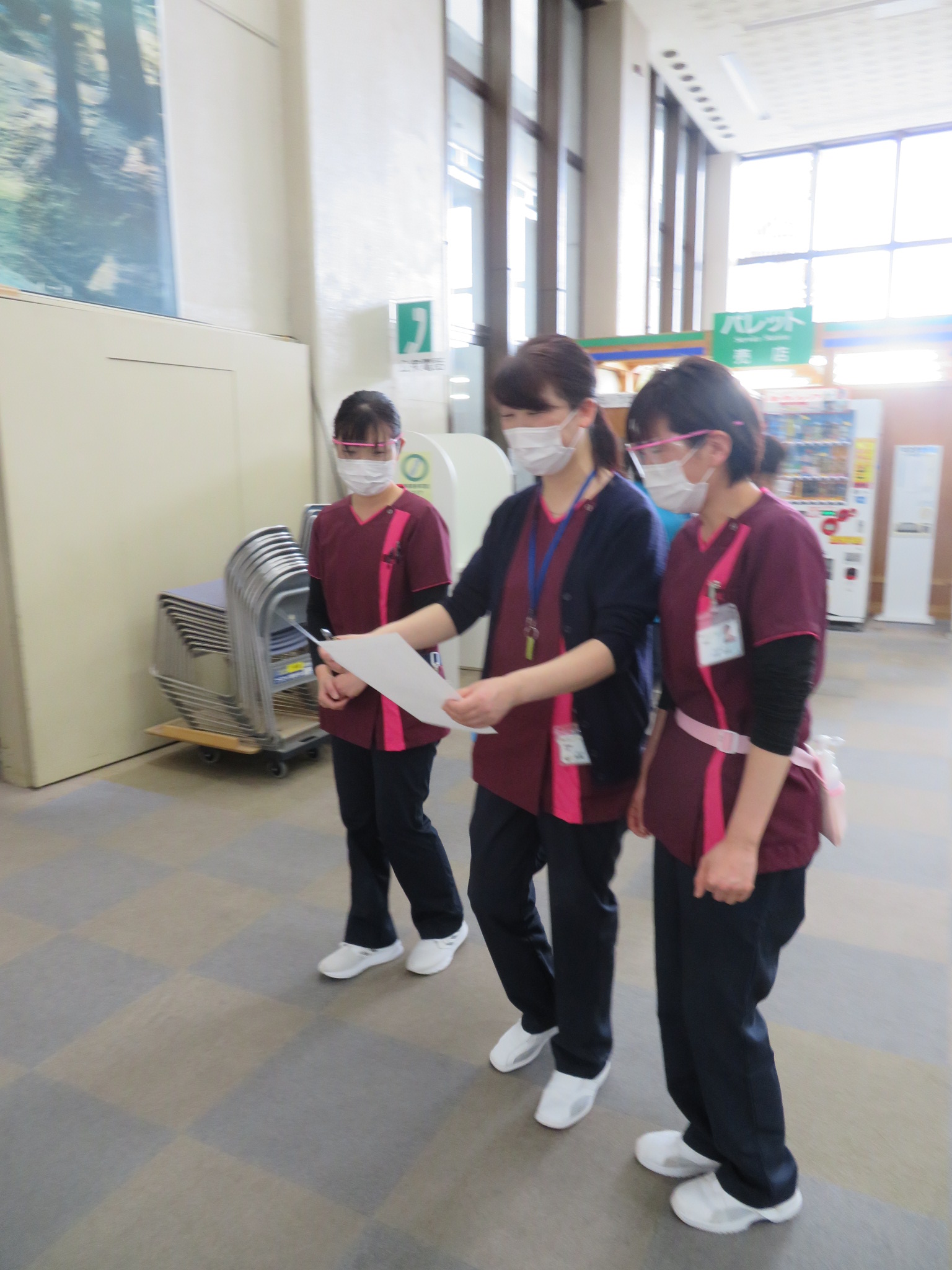 公式看護師募集ページに掲載された看護職員の様子。