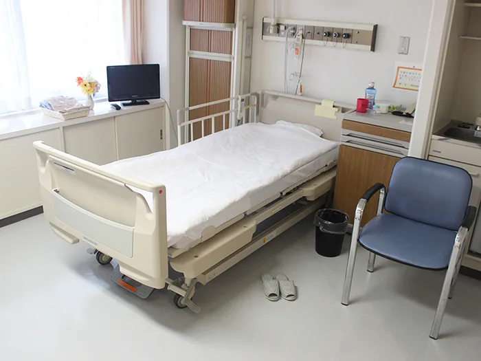 ベッドと椅子を備えた個室病室