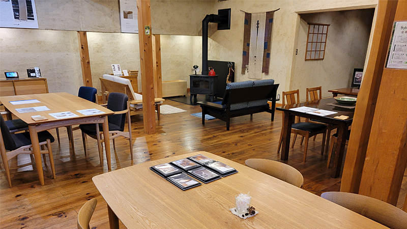 公式高山店ページ掲載の木製家具を展示する店内