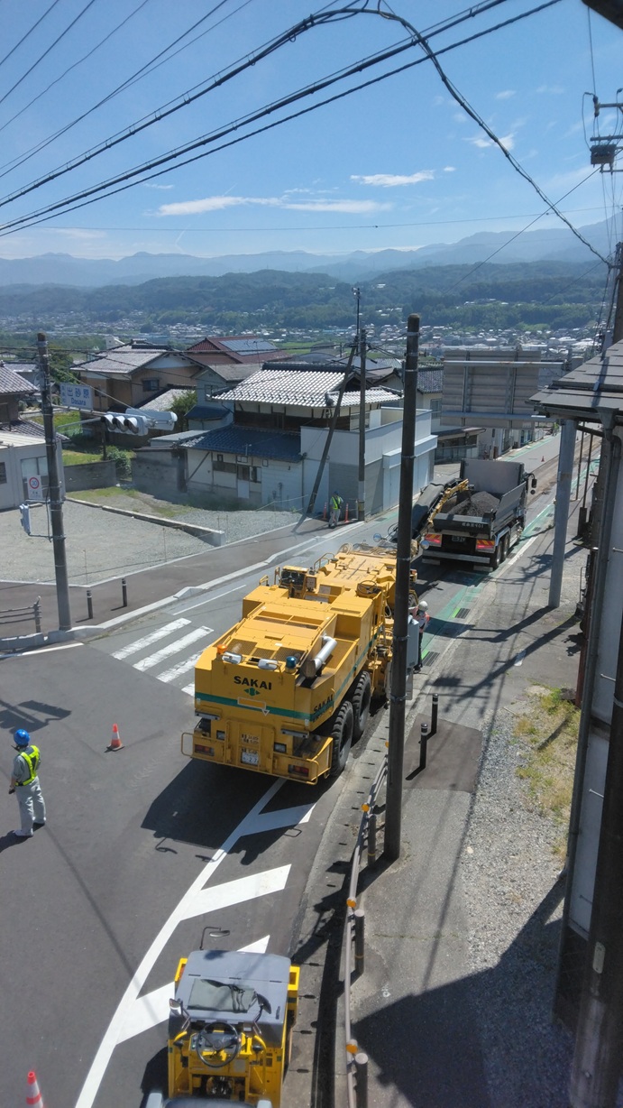 地域の道路工事と舗装機械