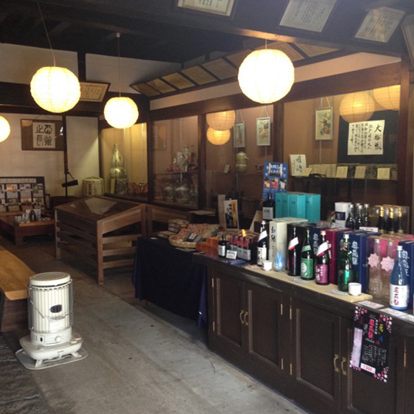 酒造資料と酒瓶が並ぶ奥飛騨酒造蔵元本店の店内