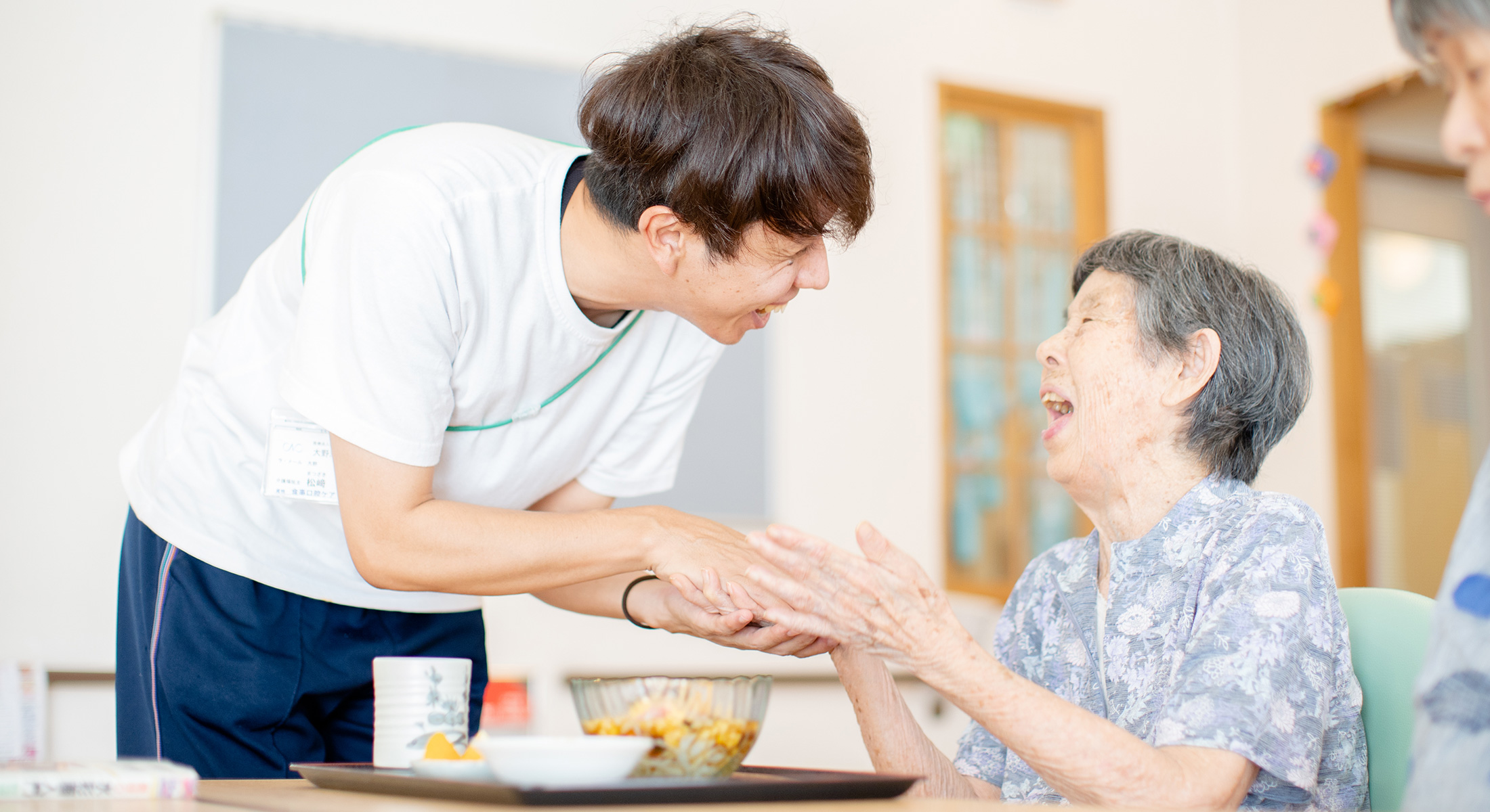 食事の時間を支えるスタッフと利用者