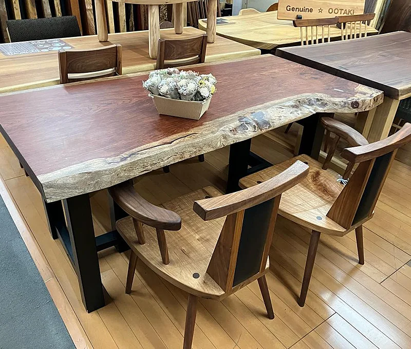 Genuine OOTAKIの表示と一枚板ダイニングテーブルが見える店内