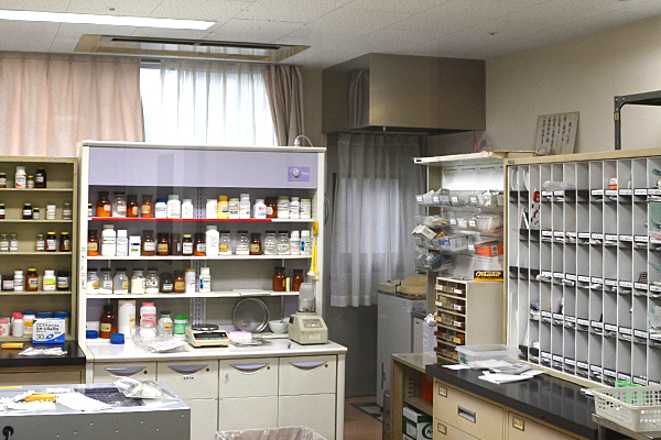 公式薬局ページに掲載された調剤・薬品管理の室内