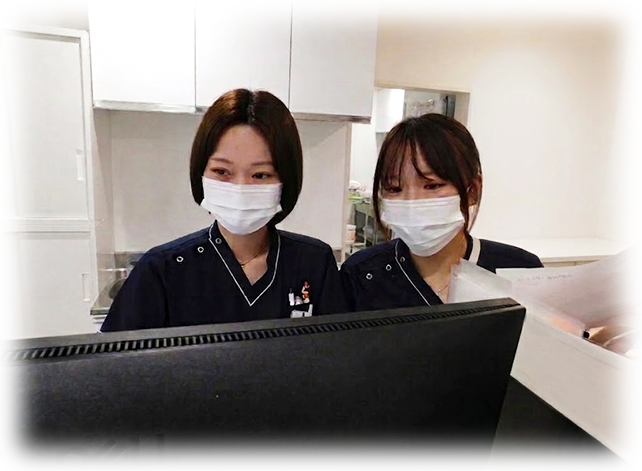 看護師が端末を確認する様子