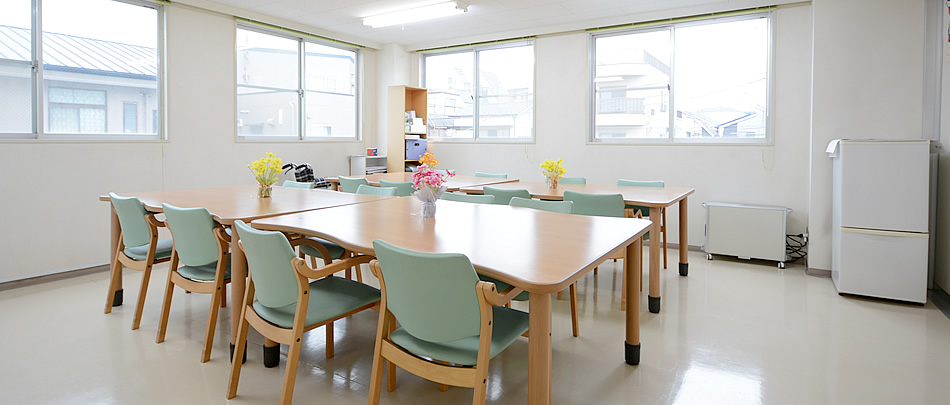 テーブルと椅子を備えた明るい休憩室